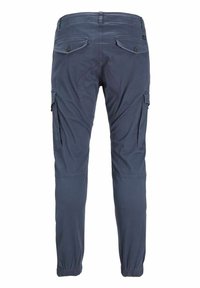 Tmavě modré cargo kalhoty s elastickými manžetami, zadními kapsami na klopu s knoflíky a bočními cargo kapsami, zobrazené zezadu.