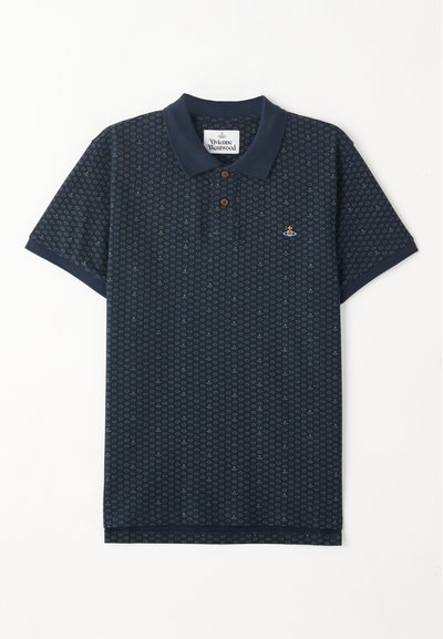 Marineblaue Polohemd mit kurzen Ärmeln, das ein geometrisches Muster aufweist und drei braune Knöpfe am Kragen hat. Kleines gesticktes Logo auf der Brust.