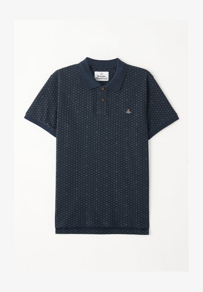 Námořnická polo košile s krátkým rukávem, zdobená geometrickým vzorem a třemi hnědými knoflíky na límci. Malé vyšívané logo na hrudi.