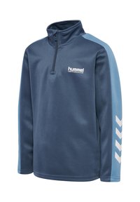 Donkerblauwe fleece trui met een halve ritssluiting bij de hals. Voorzien van lichtblauwe zijpanelen en witte chevronaccenten op de mouwen. Merkembleem op de borst.