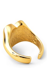 Anillo de oro con un acabado pulido, que presenta una banda ancha y un interior texturizado, formado con bordes curvados y un diseño abierto.