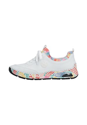 Sneakers blancs avec des motifs abstraits multicolores sur la semelle et le col, fermeture à lacets sur le devant et coussin d’air rembourré dans la semelle.