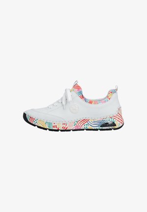 Sneakers blancs avec des motifs abstraits multicolores sur la semelle et le col, fermeture à lacets sur le devant et coussin d’air rembourré dans la semelle.