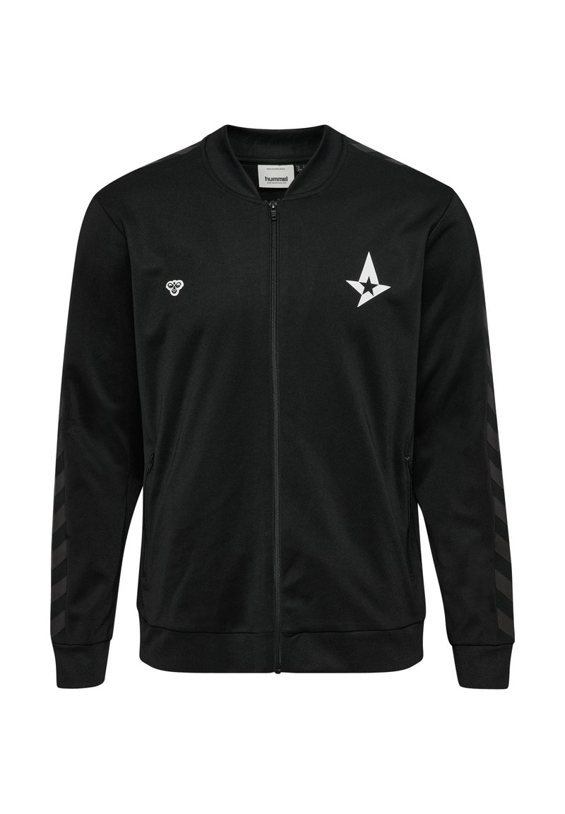 Zwarte zip-up jas met een ronde halslijn, zijzakken, witte logo's en zwarte chevronstrepen op de mouwen. Glad textuur van de stof.