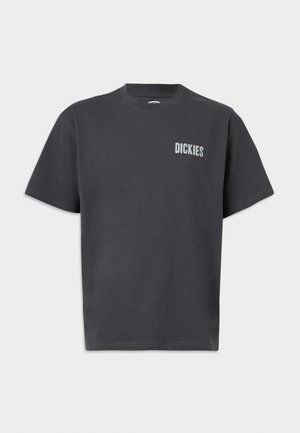 Μαύρο κοντομάνικο T-shirt Dickies με στρογγυλή λαιμόκοψη και μικρό λευκό λογότυπο στο αριστερό μέρος του στήθους, πάνω σε απλό φόντο.