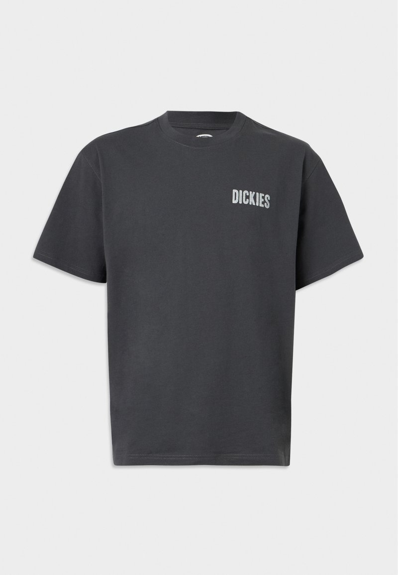 Camiseta Dickies negra de manga corta con cuello redondo y pequeño logo blanco en el pecho izquierdo sobre fondo liso.