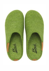 Groene vilten slippers met een gladde textuur, ronde vorm, gesloten achterkant en leren accenten aan de zijkanten. Voorzien van een logo op de binnenzool.