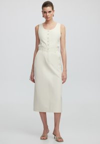 Cremefarbenes Midi-Kleid mit Rundhalsausschnitt, Knopfleiste mit fünf Knöpfen und tailliertem Gürtel. Der Stoff hat eine glatte, leicht strukturierte Oberfläche.