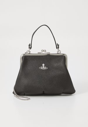 Bolso de mano sintético negro con forma redondeada, cierre en tono plateado y correa de cadena. Presenta una superficie texturizada y un logotipo en la parte frontal.