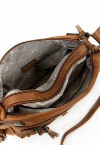 Brun läder axelväska med en texturerad yta, med flera dragkedjefack och en grå mönstrad inredning.