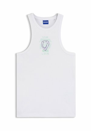 Biały bezrękawnik z okrągłym dekoltem, mała centralna grafika z napisem "Future Positive HUGO Wave Love" w jasnej zieleni i fioletowym kolorze.