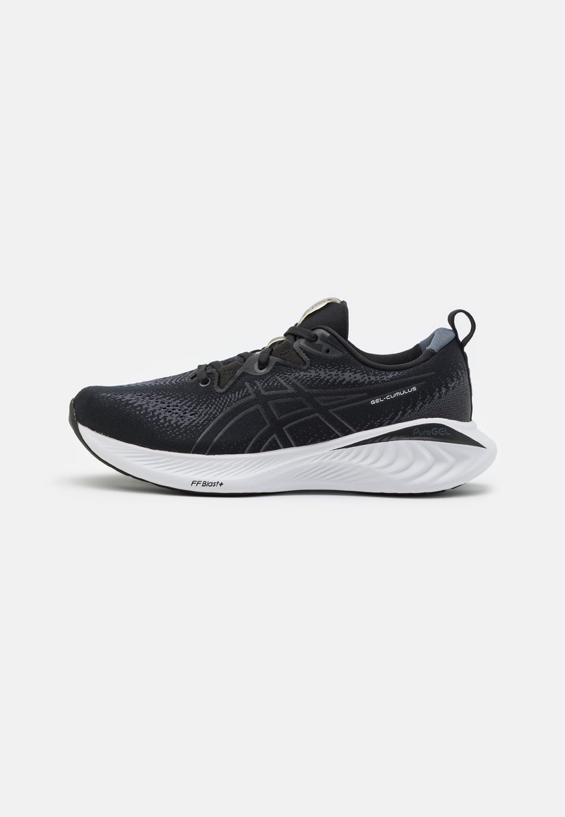 Scarpa da running nera con tomaia in mesh, dotata di suola bianca e dettagli texturizzati. Include chiusura con lacci e dettaglio del tallone grigio in contrasto.