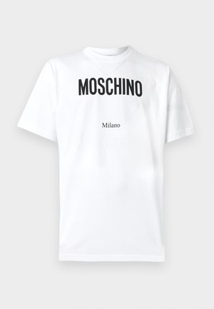 Fehér pamut póló vastag fekete "MOSCHINO" felirattal, alatta kisebb "Milano" szöveggel. Rövid ujjú, klasszikus kerek nyakkivágással.