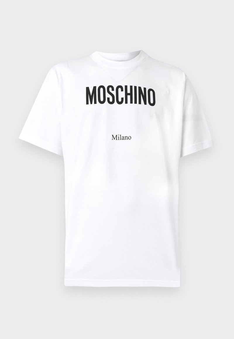 Hvid bomuld T-shirt med fed sort "MOSCHINO" tekst og mindre "Milano" under. Kortærmet med klassisk rund hals.