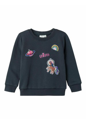 Mørkeblå trøje til småbørn med klistermærker af en enhjørning-astronaut, planet, regnbue og teksten "Unicorn" på forsiden.