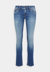 Jeans ajustados de mezclilla, con un lavado azul desvanecido, diseño de cinco bolsillos, ligero desgaste y cierre de botón clásico.