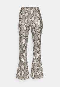 Skinnmönstrade utsvängda byxor i svarta och krämiga nyanser, med en slät textur och åtsittande silhuett.