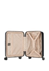 Valigia rigida con esterno nero e interno beige. Caratteristiche includono una tasca con zip, cinghie incrociate e un motivo di rivestimento trapuntato.