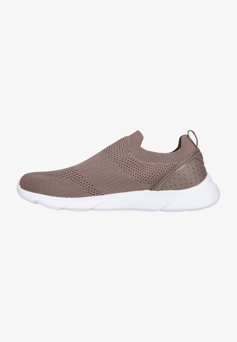 Schnürlose Schuhe aus dunkelbraunem Strickmaterial. Verfügt über ein strukturiertes Design mit gepolsterter Fersenpartie und einer weißen Gummisohle.