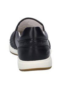 Černé tkané kožené tenisky s polstrovaným límcem, bílou mezipodešví a gumovou podrážkou s texturovaným povrchem. Minimalistický design.