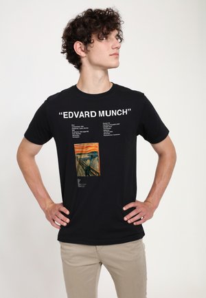 Černé bavlněné tričko s grafickou potiskem umění Edvarda Muncha "Výkřik" a bílým textem popisujícím Munchovu biografii a dílo.