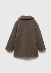 Smeđi, teksturirani, krzneni kaput s ovratnikom; ima spuštena ramena i duge rukave. Pogled odostraga, bez vidljivih kopčanja ili džepova.