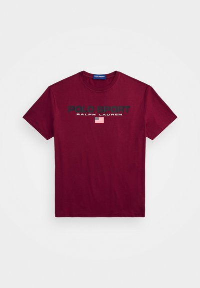 Bordo medvilnės T-shirt su apvaliu iškirpimu, ant kurios juodu rašalu atspausdinta „POLO SPORT“ ir „RALPH LAUREN“, taip pat yra mažas Amerikos vėliavos grafikas.