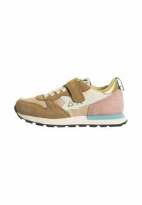 Sneaker marrone e rosa con una fascia in velcro, pannelli bianchi testurizzati, dettagli dorati e suola blu. Materiali in suede e sintetici.
