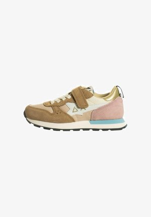 Sneaker marrone e rosa con una fascia in velcro, pannelli bianchi testurizzati, dettagli dorati e suola blu. Materiali in suede e sintetici.