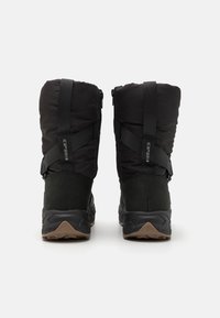 Svarte isolerte vinterstøvler med en teksturert gummisåle, som har et slankt design, justerbare stropper og en glatt toppdel.