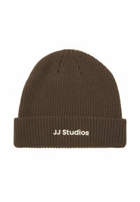 Bruine geribbelde gebreide beanie met een opgerolde rand, voorzien van witte tekst met de woorden "JJ Studios." Gelaagde stof, eenvoudig ontwerp.