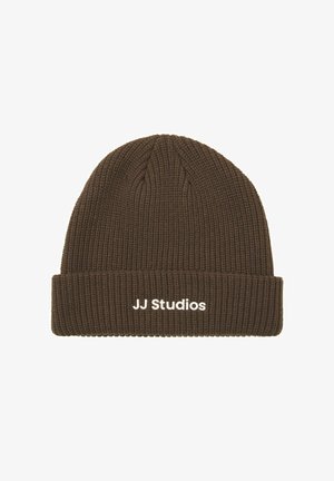 Brązowa dzianinowa czapka z prążkowanym wzorem z podwiniętym brzegiem, z białym napisem "JJ Studios". Teksturowany materiał, prosty design.