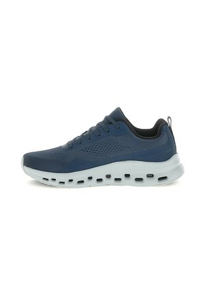Sneaker sportiva blu con tomaia in mesh traspirante, chiusura con lacci, interno nero e suola bianca ammortizzata con fori di ventilazione.