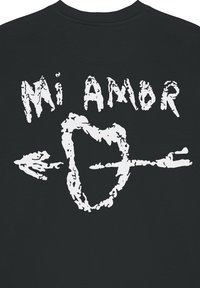Felpa nera con testo bianco che recita "Mi Amor", con un cuore e un design a freccia, entrambi in uno stile invecchiato.