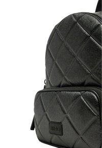 Zaino trapuntato nero con motivo a diamante, dotato di tasca frontale con zip, superficie testurizzata e patch con logo. Il materiale sembra sintetico.