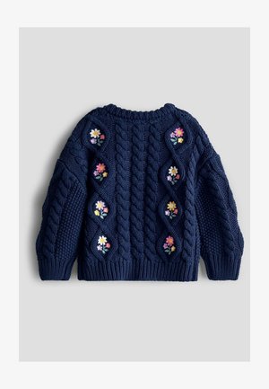 Pull en maille torsadée bleu marine avec broderies florales sur des panneaux en forme de diamant texturés. Encolure ras du cou et tissu épais et confortable.