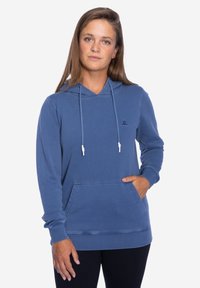 Blauer Kapuzenpullover mit einer Fronttasche, Rippbündchen und Kordelzügen. Verfügt über ein kleines Logo auf der Brust, hergestellt aus einem Baumwollmischgewebe.
