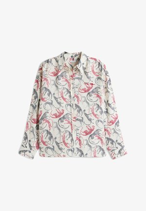 Camicia crema a maniche lunghe con stampe leopardate rosse e nere e un piccolo logo rosso ricamato sul petto.