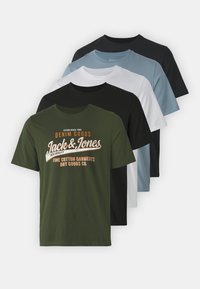 Pack of five T-shirts in cotton, featuring colors: olive green, black, white, light blue, and dark blue. Includes printed logo on green shirt.