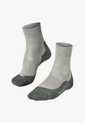 Graue Knöchelsocken mit einer kontrastierenden dunkelgrauen Ferse und Zehen. Mit einem gerippten Bündchen und einem kleinen rosa Logo an der Seite.