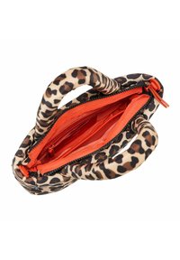 Tasje met luipaardpatroon en dubbele handvaten, voorzien van een oranje binnenkant en ritsvakken voor veilige opberging.