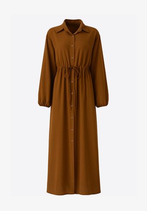 Brązowa sukienka z długim rękawem wykonana z miękkiego materiału. Posiada zapięcie na guziki z przodu, kołnierzyk oraz ściągacz w talii umożliwiający regulację dopasowania.