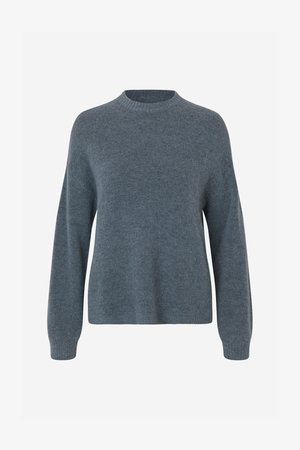 Suéter de lã azul com decote redondo, mangas compridas e ajuste descontraído. A textura é macia, apresentando padrões sutis de malha.
