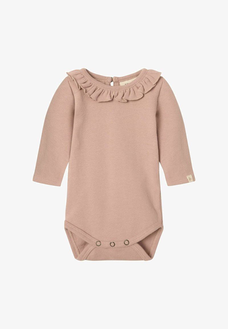 Langarm-Babystrampler in sanftem Rosa mit Rippstruktur, ausgestattet mit einem Rüschensaum und Druckknöpfen im Schritt.