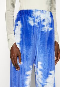 Fête Impériale KEA - Παντελόνι - abstract dazzling blue/ice melt