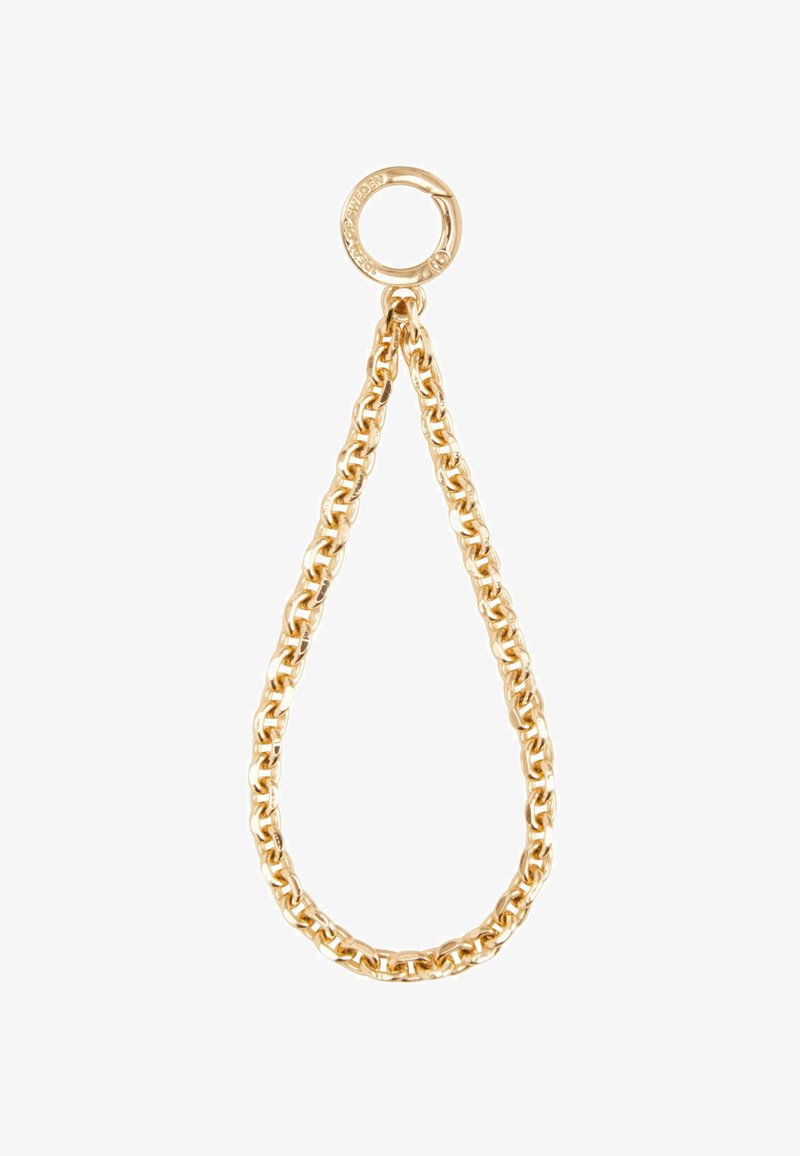 Accesorio de cadena de oro con un anillo circular en la parte superior. Los eslabones son grandes, brillantes y suaves, formando una forma de lágrima.