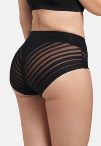 Hochgeschnittene schwarze Panties mit durchsichtigen Netzpaneelen und gestreiftem Design, die eine glatte Textur und eine enge Passform bieten.
