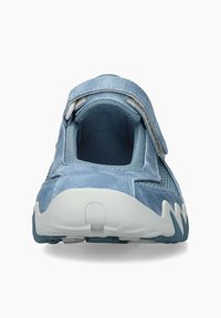 Hellblaue Sportschuh mit Obermaterial aus Netzgewebe, verstellbarem Riemen, strukturiertem Sohlen und weißen Akzenten. Runde Zehenpartie und gepolsterter Kragen für zusätzlichen Komfort.