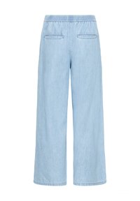 Pantalon en jean bleu clair à jambes larges avec taille élastique et deux poches passepoilées à l'arrière, présenté de dos sur fond blanc.