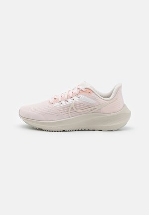 Zapatilla de correr Nike de color rosa claro con suela y cordones blancos, mostrada desde el lado derecho sobre un fondo blanco.